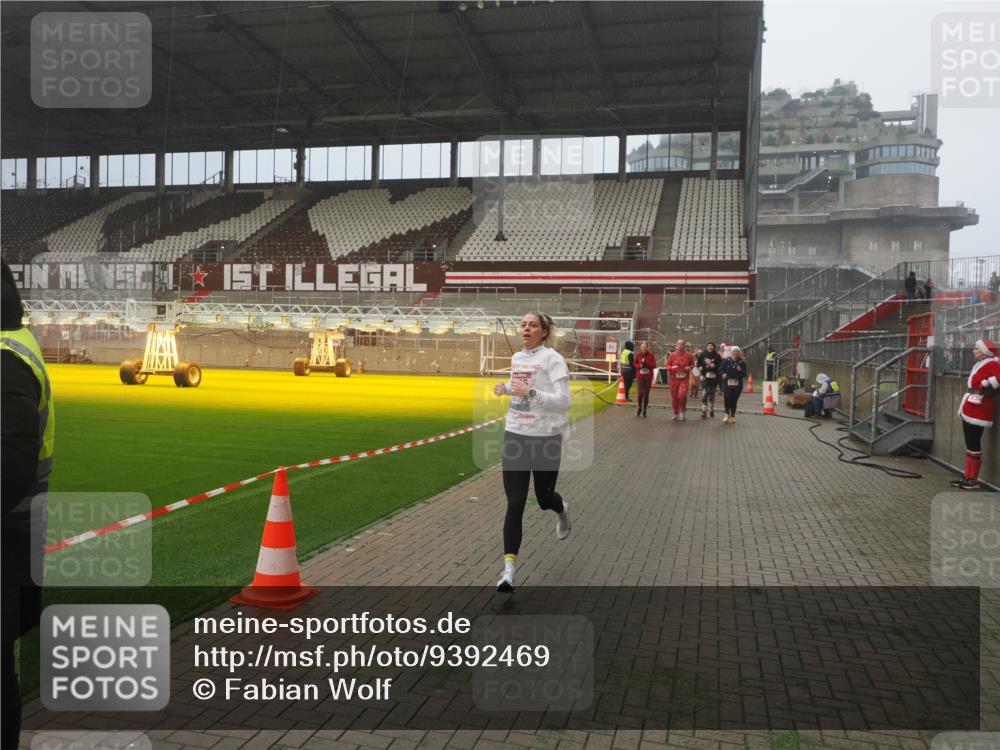 07.12.2025 - St. Pauli X-Mass-Run No. 15 Fabian Wolf http://msf.ph/oto/9392469 07.12.2025 10:10:53 Ziel 57, 979, 983, 1148, 1149, 1150, 1426, 1768, 2530, 4885 meine-sportfotos.de