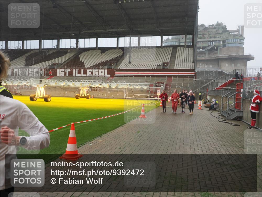 07.12.2025 - St. Pauli X-Mass-Run No. 15 Fabian Wolf http://msf.ph/oto/9392472 07.12.2025 10:10:55 Ziel 57, 979, 983, 1148, 1149, 1150, 1426, 1768, 1929, 1935, 2530, 4885 meine-sportfotos.de
