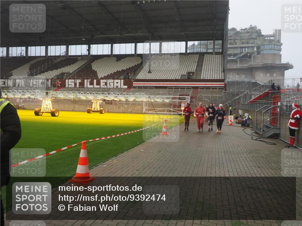 07.12.2025 - St. Pauli X-Mass-Run No. 15 Fabian Wolf http://msf.ph/oto/9392474 07.12.2025 10:10:55 Ziel 57, 979, 983, 1148, 1149, 1150, 1426, 1768, 1929, 1935, 2530, 4885 meine-sportfotos.de
