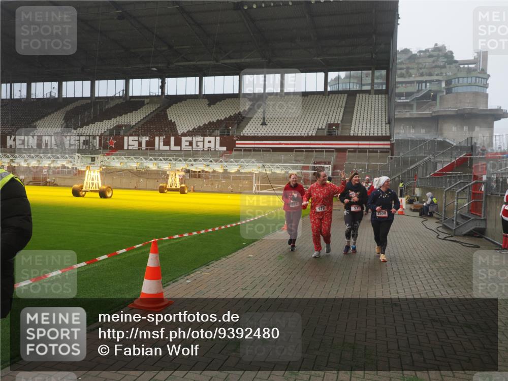 07.12.2025 - St. Pauli X-Mass-Run No. 15 Fabian Wolf http://msf.ph/oto/9392480 07.12.2025 10:10:58 Ziel 57, 979, 983, 1148, 1149, 1150, 1426, 1768, 1929, 1935, 2530, 4885 meine-sportfotos.de