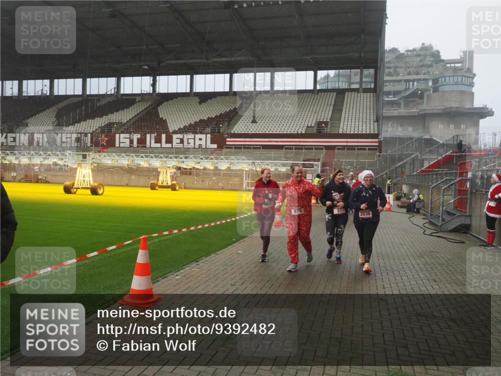 07.12.2025 - St. Pauli X-Mass-Run No. 15 Fabian Wolf http://msf.ph/oto/9392482 07.12.2025 10:10:58 Ziel 57, 979, 983, 1148, 1149, 1150, 1426, 1768, 1929, 1935, 2530, 4885 meine-sportfotos.de