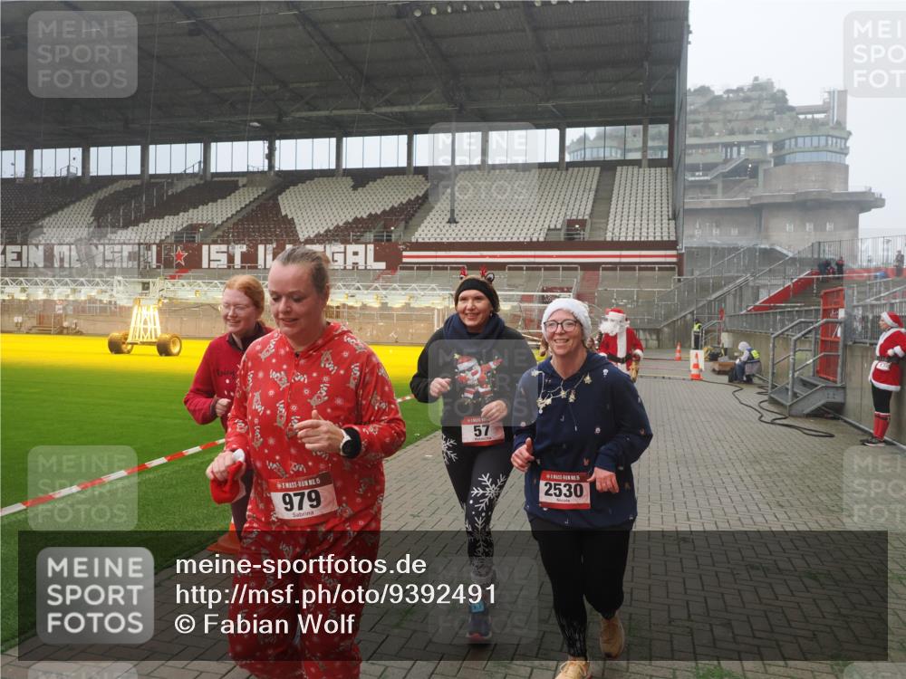 07.12.2025 - St. Pauli X-Mass-Run No. 15 Fabian Wolf http://msf.ph/oto/9392491 07.12.2025 10:11:00 Ziel 57, 979, 983, 1148, 1149, 1150, 1426, 1929, 1935, 2530 meine-sportfotos.de