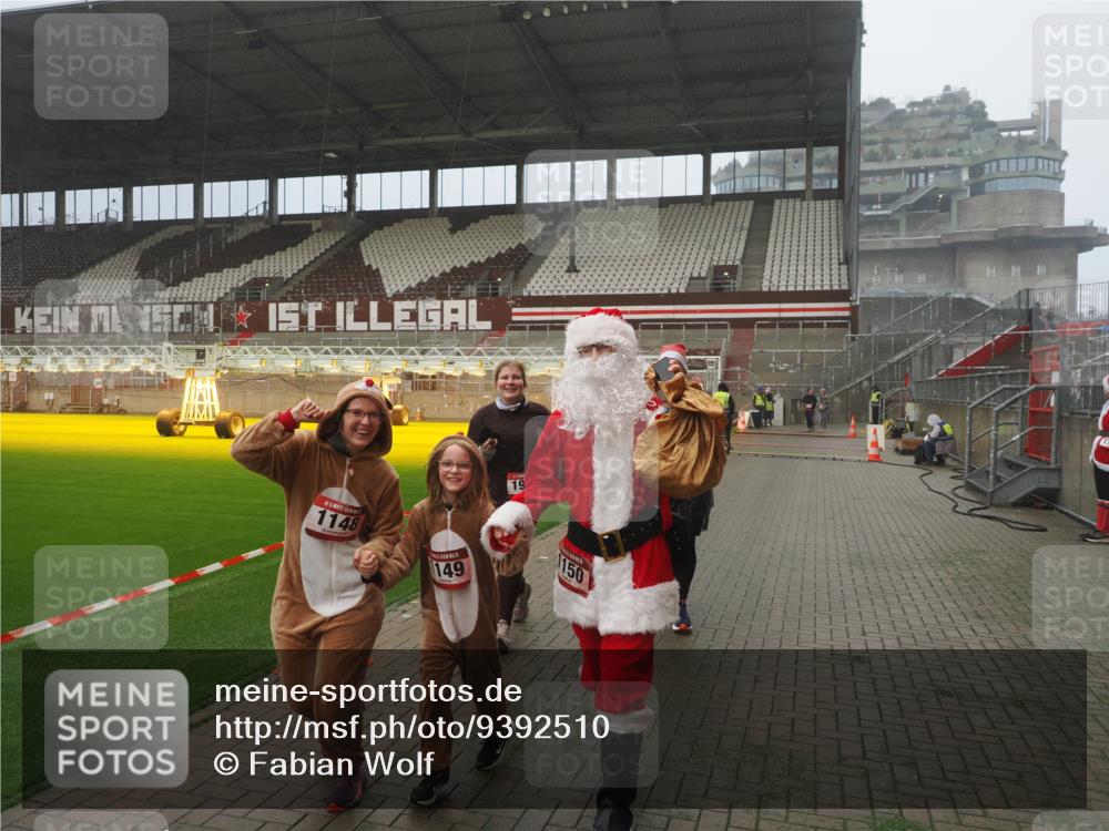 07.12.2025 - St. Pauli X-Mass-Run No. 15 Fabian Wolf http://msf.ph/oto/9392510 07.12.2025 10:11:04 Ziel 57, 979, 983, 1148, 1149, 1150, 1426, 1929, 1935, 2530 meine-sportfotos.de