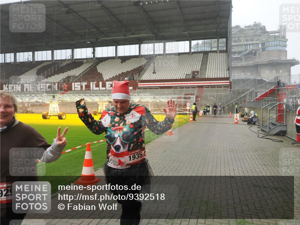 07.12.2025 - St. Pauli X-Mass-Run No. 15 Fabian Wolf http://msf.ph/oto/9392518 07.12.2025 10:11:06 Ziel 57, 979, 983, 1148, 1149, 1150, 1426, 1929, 1935, 2530 meine-sportfotos.de