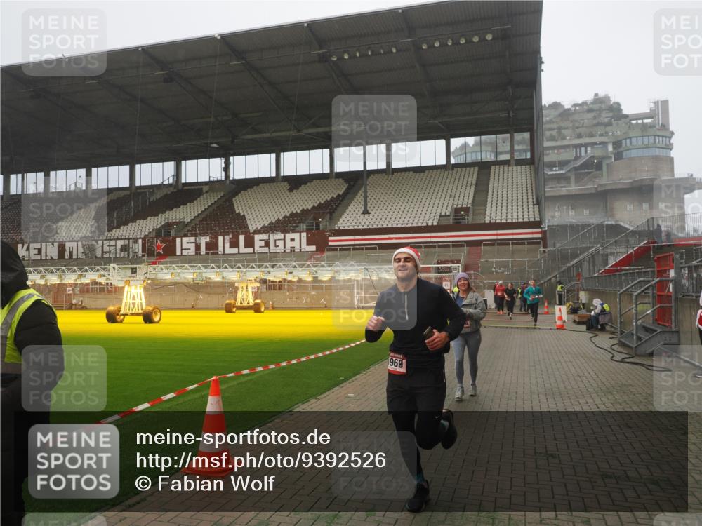 07.12.2025 - St. Pauli X-Mass-Run No. 15 Fabian Wolf http://msf.ph/oto/9392526 07.12.2025 10:11:16 Ziel 1969, 3354, 3815, 4499, 4525 meine-sportfotos.de