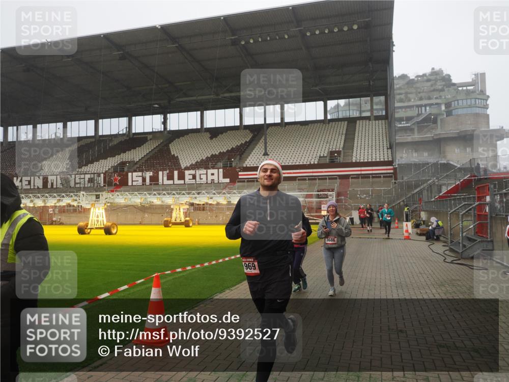 07.12.2025 - St. Pauli X-Mass-Run No. 15 Fabian Wolf http://msf.ph/oto/9392527 07.12.2025 10:11:16 Ziel 1969, 3354, 3815, 4499, 4525 meine-sportfotos.de