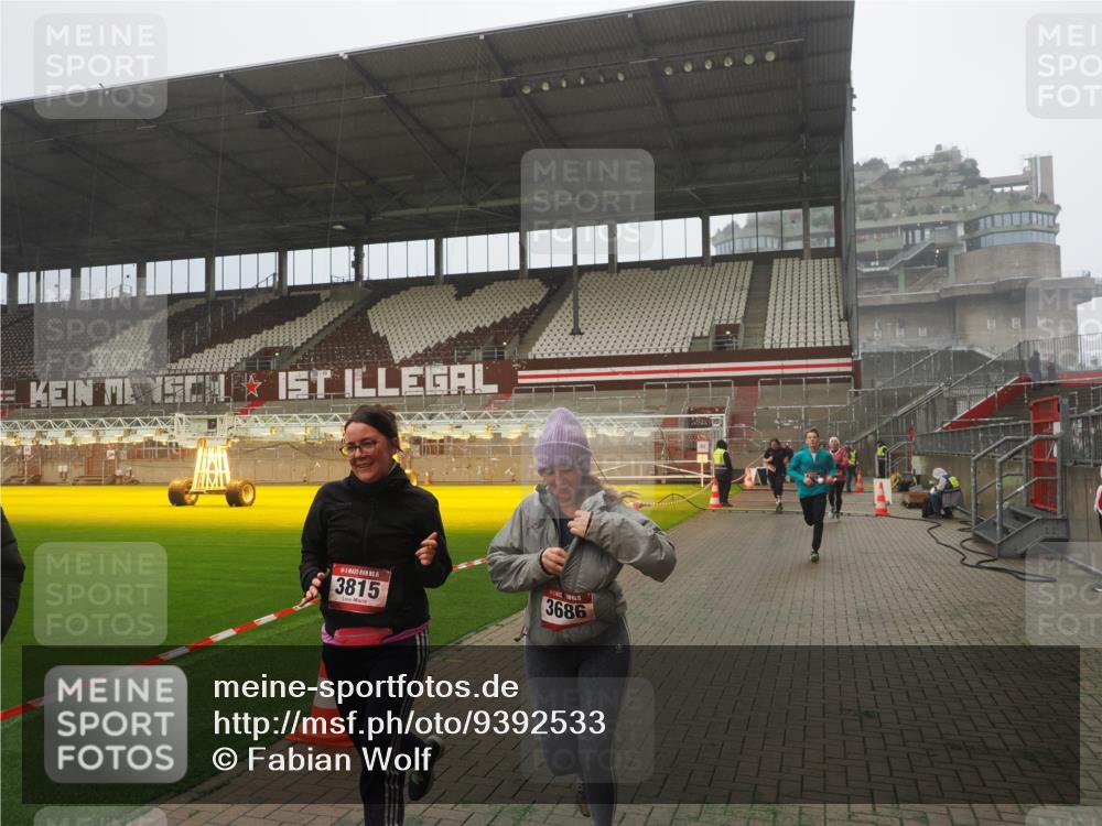 07.12.2025 - St. Pauli X-Mass-Run No. 15 Fabian Wolf http://msf.ph/oto/9392533 07.12.2025 10:11:18 Ziel 1969, 3354, 3815, 4499, 4525, 4659, 4661 meine-sportfotos.de