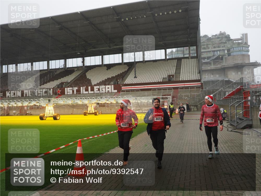 07.12.2025 - St. Pauli X-Mass-Run No. 15 Fabian Wolf http://msf.ph/oto/9392547 07.12.2025 10:11:26 Ziel 1969, 3354, 3815, 4499, 4525, 4659, 4661, 4662 meine-sportfotos.de