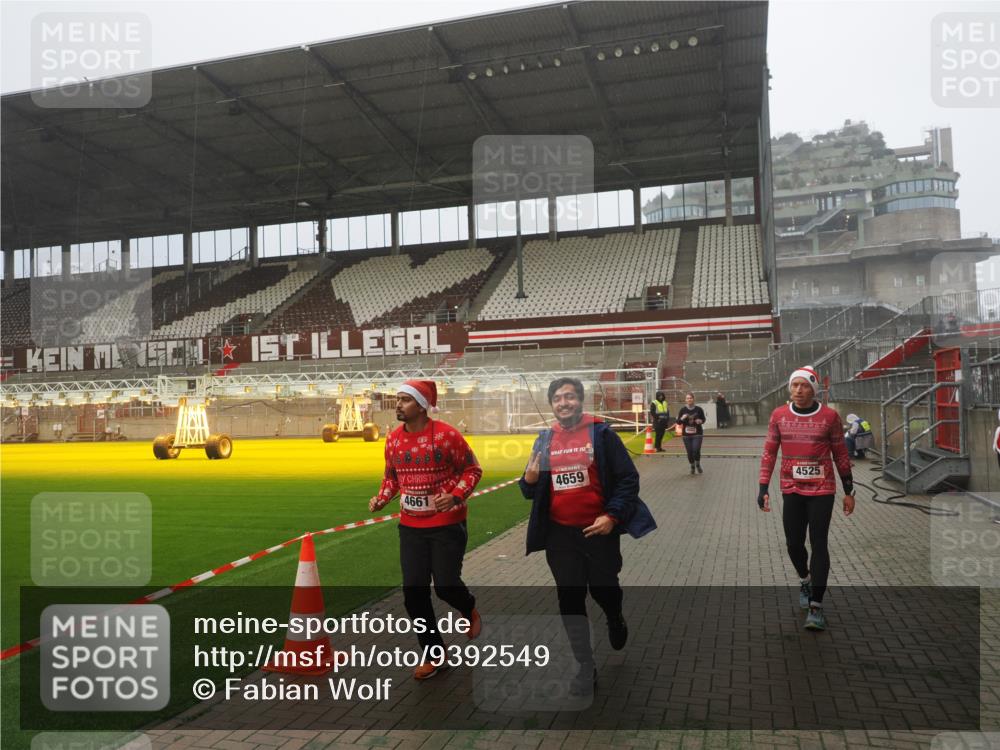 07.12.2025 - St. Pauli X-Mass-Run No. 15 Fabian Wolf http://msf.ph/oto/9392549 07.12.2025 10:11:26 Ziel 1969, 3354, 3815, 4499, 4525, 4659, 4661, 4662 meine-sportfotos.de