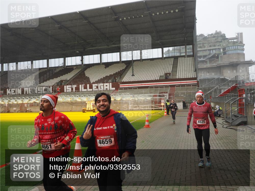 07.12.2025 - St. Pauli X-Mass-Run No. 15 Fabian Wolf http://msf.ph/oto/9392553 07.12.2025 10:11:27 Ziel 1969, 3354, 3815, 4499, 4525, 4659, 4661, 4662 meine-sportfotos.de