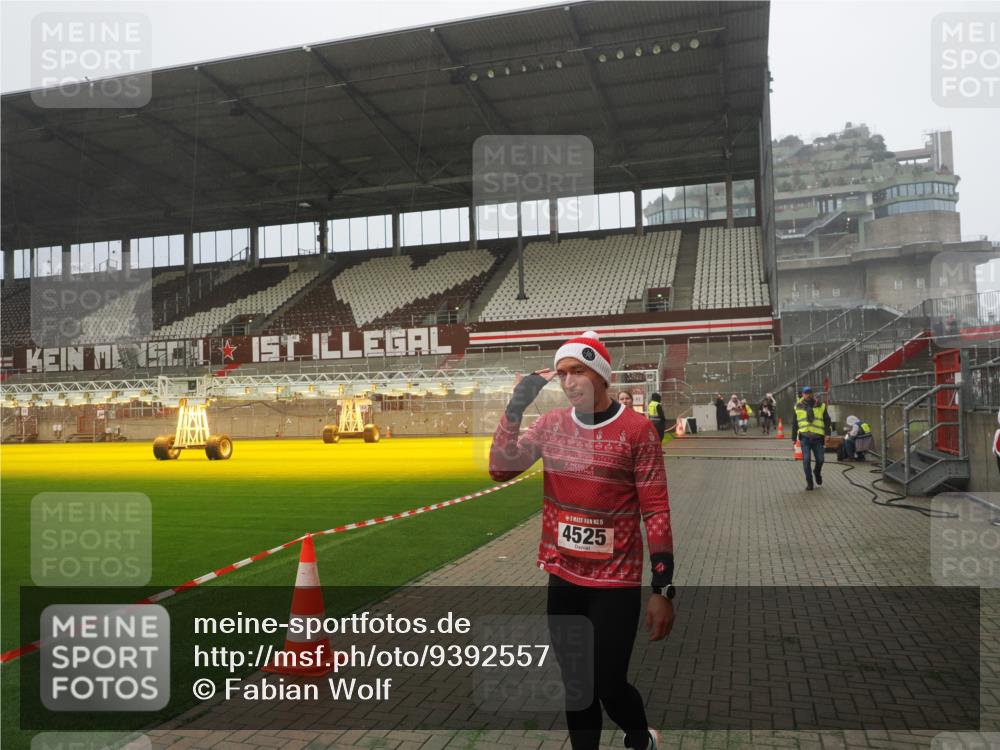 07.12.2025 - St. Pauli X-Mass-Run No. 15 Fabian Wolf http://msf.ph/oto/9392557 07.12.2025 10:11:29 Ziel 1969, 3354, 4499, 4525, 4659, 4661, 4662 meine-sportfotos.de