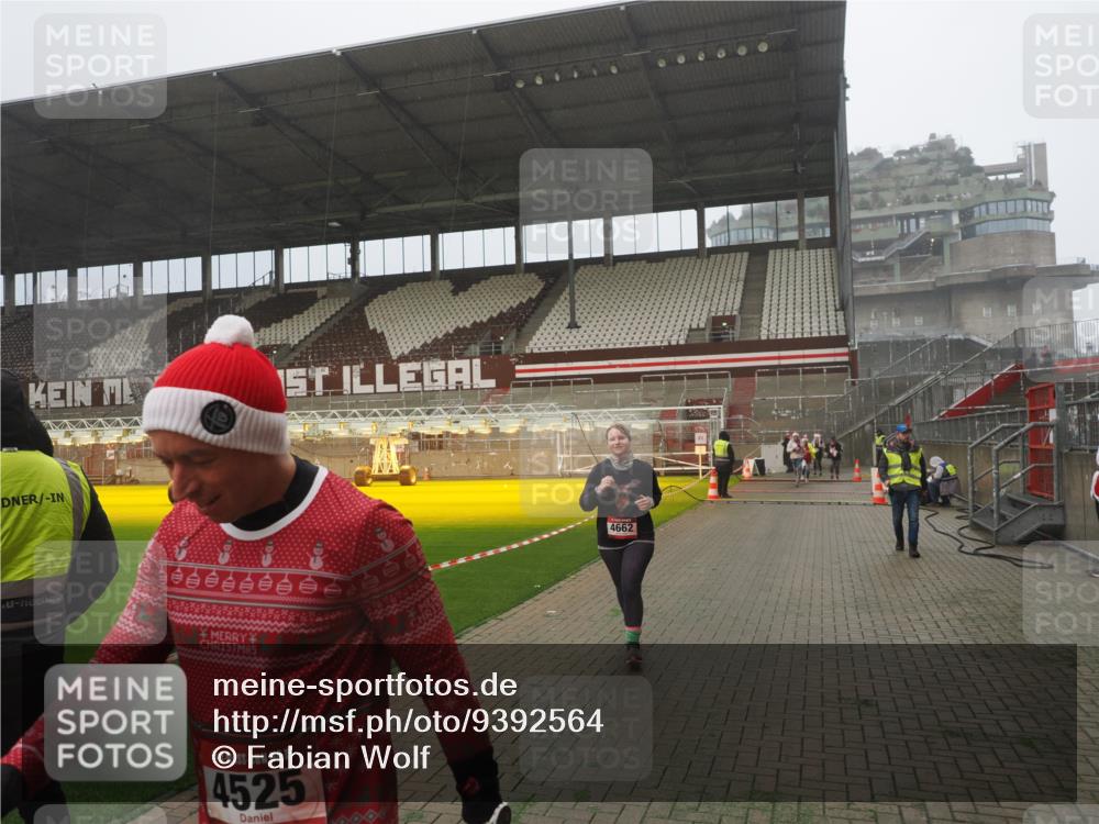 07.12.2025 - St. Pauli X-Mass-Run No. 15 Fabian Wolf http://msf.ph/oto/9392564 07.12.2025 10:11:31 Ziel 1969, 3354, 4499, 4525, 4659, 4661, 4662 meine-sportfotos.de