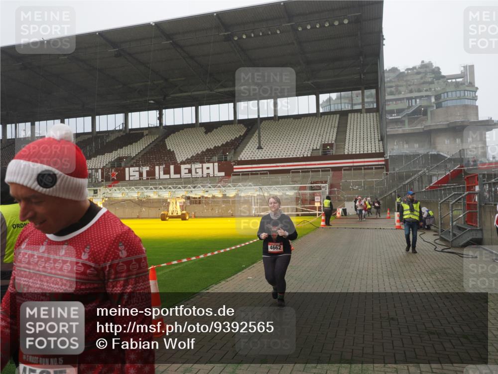 07.12.2025 - St. Pauli X-Mass-Run No. 15 Fabian Wolf http://msf.ph/oto/9392565 07.12.2025 10:11:31 Ziel 1969, 3354, 4499, 4525, 4659, 4661, 4662 meine-sportfotos.de