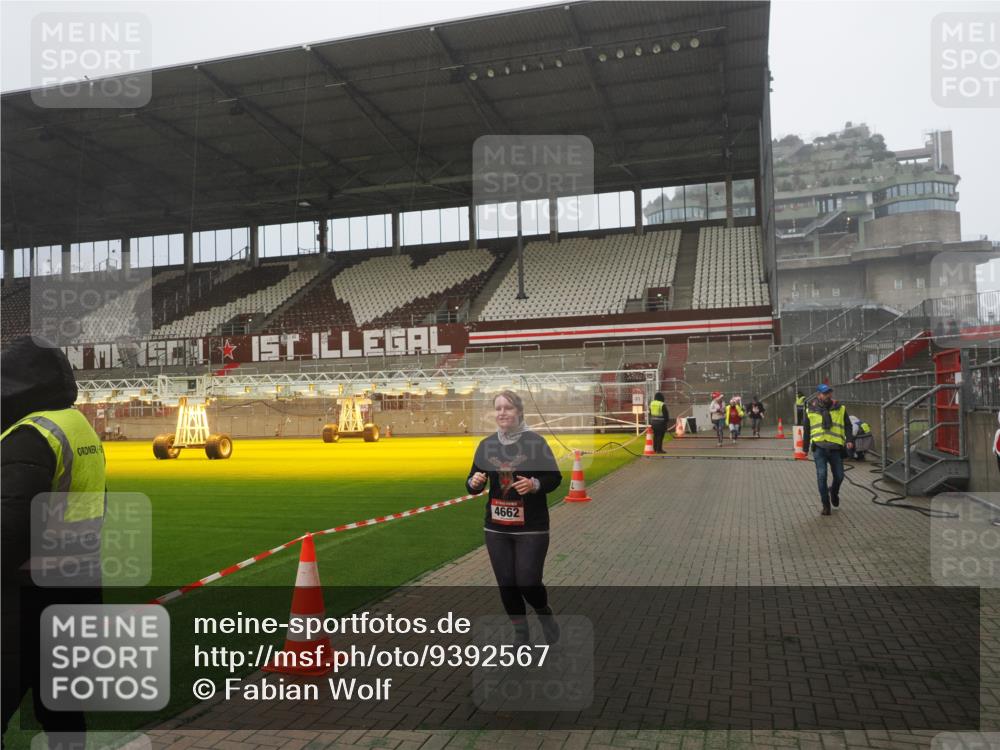 07.12.2025 - St. Pauli X-Mass-Run No. 15 Fabian Wolf http://msf.ph/oto/9392567 07.12.2025 10:11:31 Ziel 1969, 3354, 4499, 4525, 4659, 4661, 4662 meine-sportfotos.de
