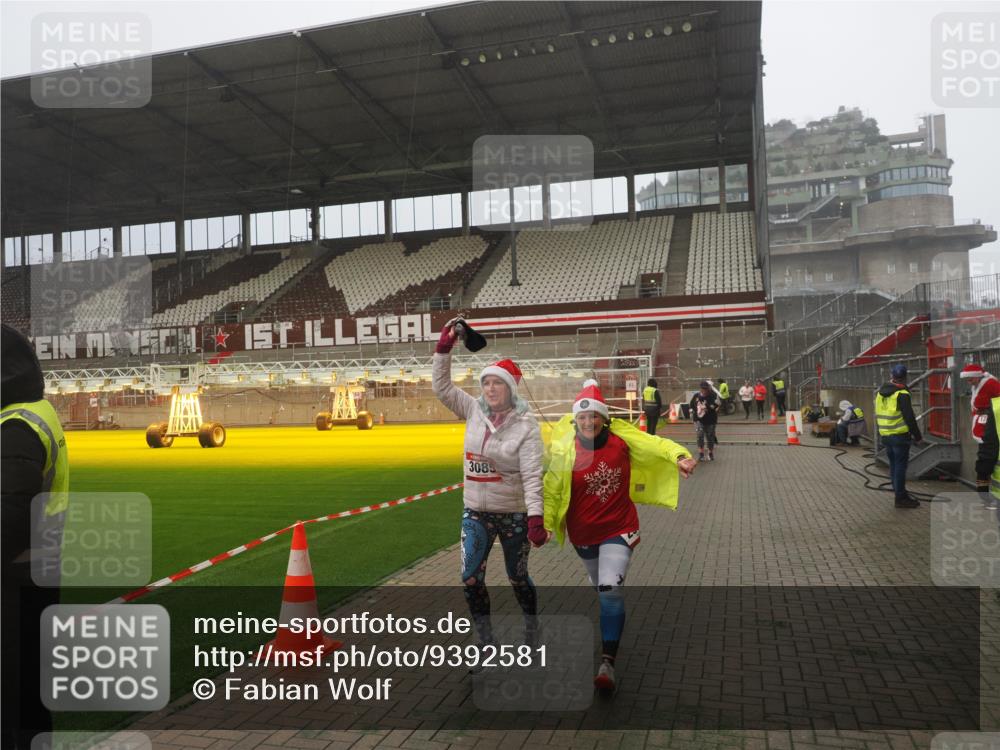 07.12.2025 - St. Pauli X-Mass-Run No. 15 Fabian Wolf http://msf.ph/oto/9392581 07.12.2025 10:11:38 Ziel 670, 2909, 3085, 3909, 4659, 4662 meine-sportfotos.de