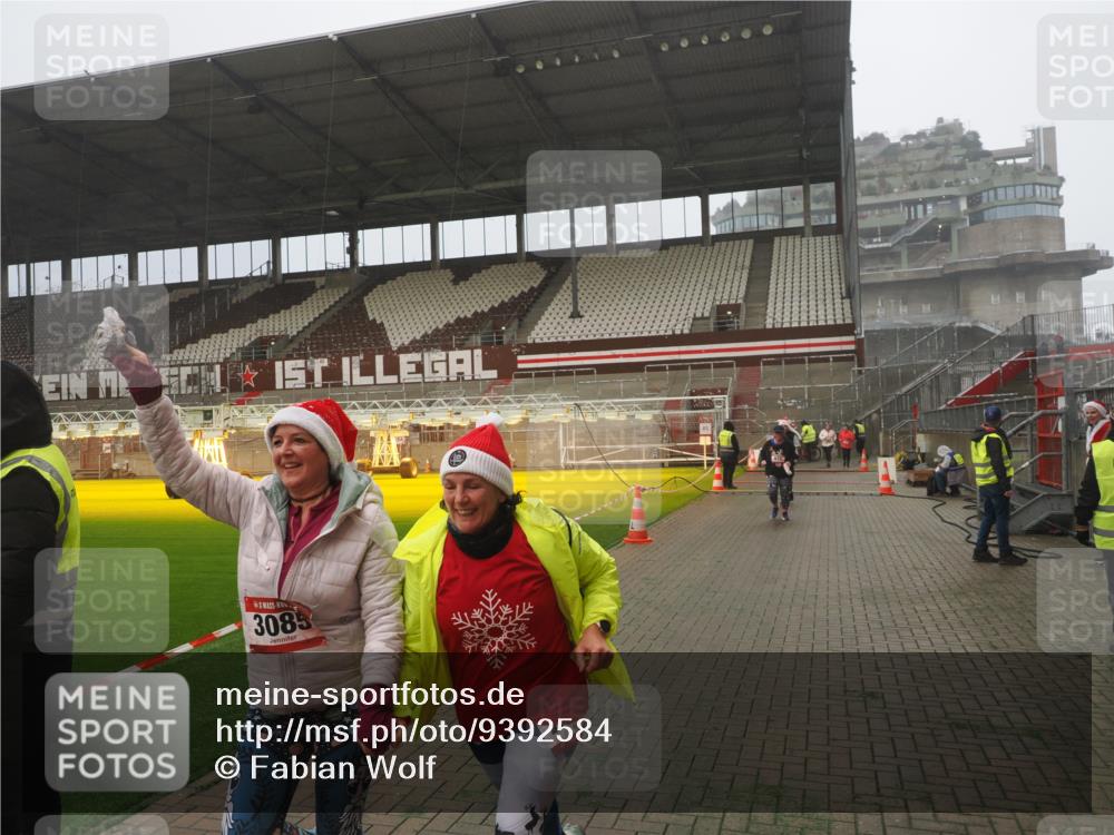 07.12.2025 - St. Pauli X-Mass-Run No. 15 Fabian Wolf http://msf.ph/oto/9392584 07.12.2025 10:11:39 Ziel 670, 2909, 3085, 3909, 4662 meine-sportfotos.de