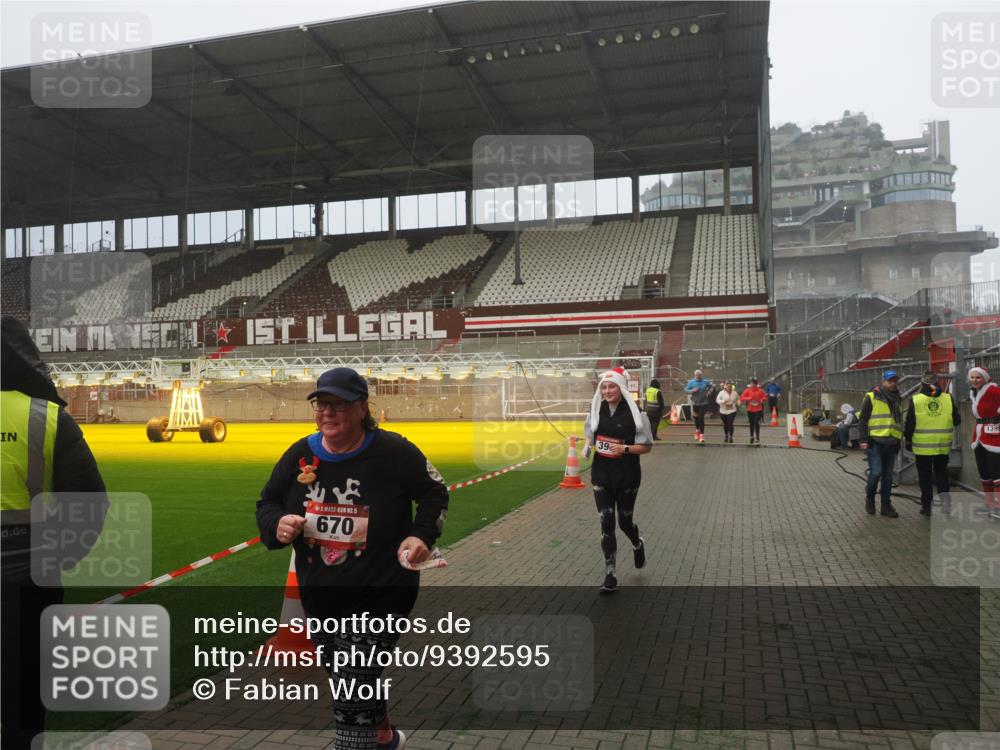07.12.2025 - St. Pauli X-Mass-Run No. 15 Fabian Wolf http://msf.ph/oto/9392595 07.12.2025 10:11:45 Ziel 670, 2906, 2909, 3085, 3761, 3767, 3909 meine-sportfotos.de