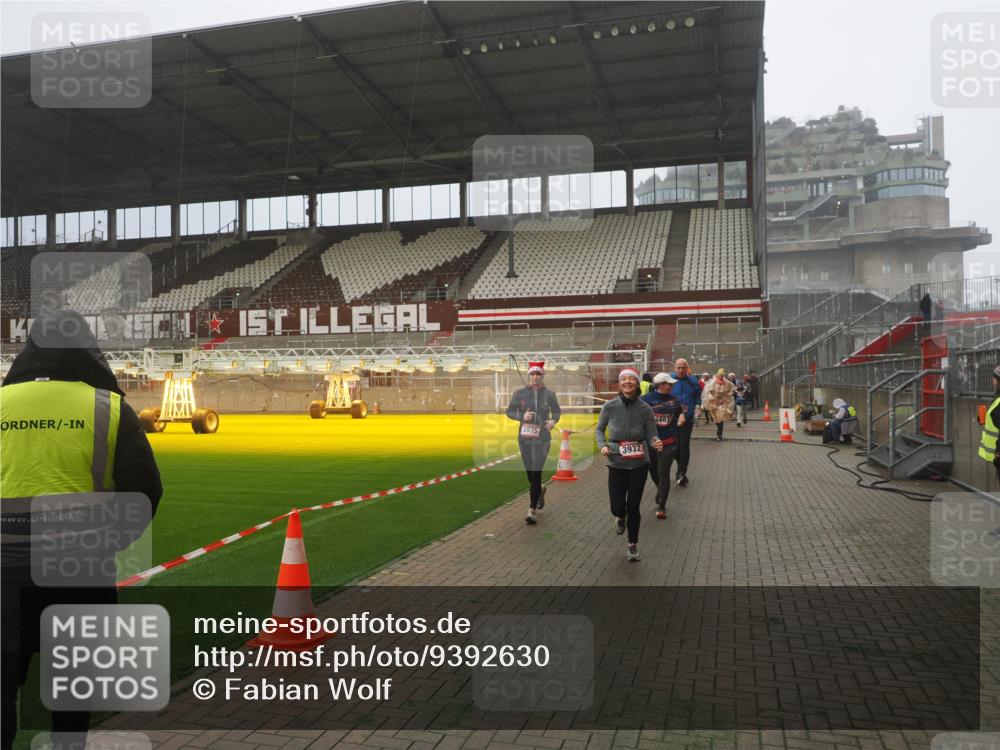 07.12.2025 - St. Pauli X-Mass-Run No. 15 Fabian Wolf http://msf.ph/oto/9392630 07.12.2025 10:11:56 Ziel 756, 1687, 1688, 2177, 2906, 3761, 3767, 3870, 3932, 3935 meine-sportfotos.de