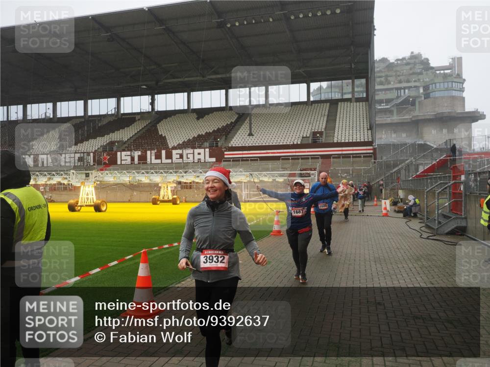07.12.2025 - St. Pauli X-Mass-Run No. 15 Fabian Wolf http://msf.ph/oto/9392637 07.12.2025 10:11:58 Ziel 756, 1389, 1687, 1688, 1833, 2177, 2906, 3761, 3767, 3870, 3932, 3935 meine-sportfotos.de