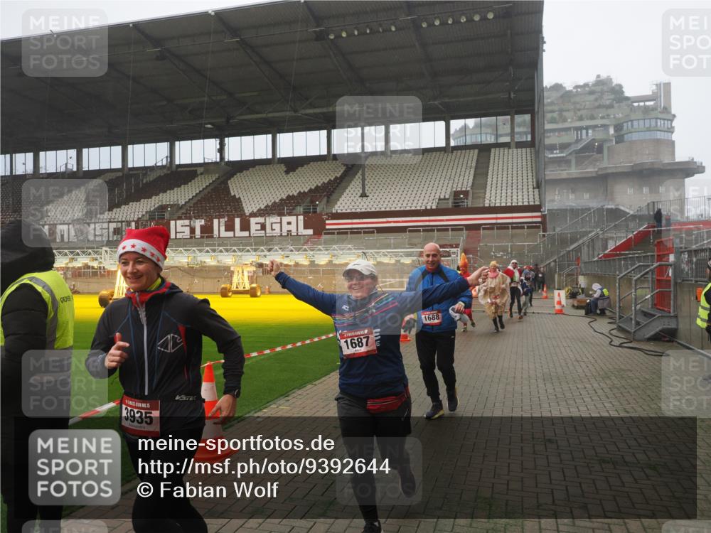 07.12.2025 - St. Pauli X-Mass-Run No. 15 Fabian Wolf http://msf.ph/oto/9392644 07.12.2025 10:11:59 Ziel 756, 1389, 1687, 1688, 1833, 2177, 2906, 3761, 3767, 3870, 3932, 3935, 4658 meine-sportfotos.de