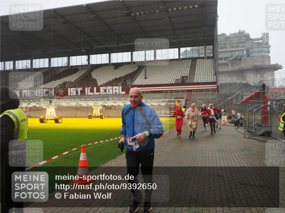 07.12.2025 - St. Pauli X-Mass-Run No. 15 Fabian Wolf http://msf.ph/oto/9392650 07.12.2025 10:12:00 Ziel 756, 1389, 1687, 1688, 1833, 2177, 2906, 3761, 3767, 3870, 3932, 3935, 4658 meine-sportfotos.de