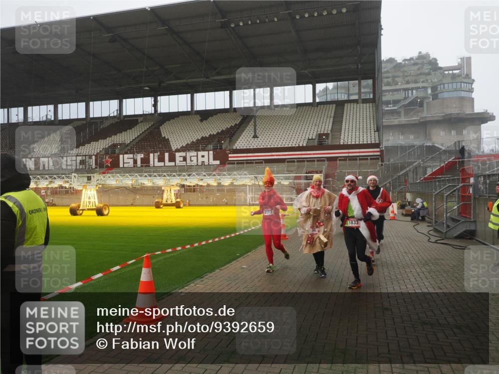 07.12.2025 - St. Pauli X-Mass-Run No. 15 Fabian Wolf http://msf.ph/oto/9392659 07.12.2025 10:12:02 Ziel 756, 1389, 1687, 1688, 1833, 2177, 2906, 3761, 3767, 3870, 3932, 3935, 4658 meine-sportfotos.de