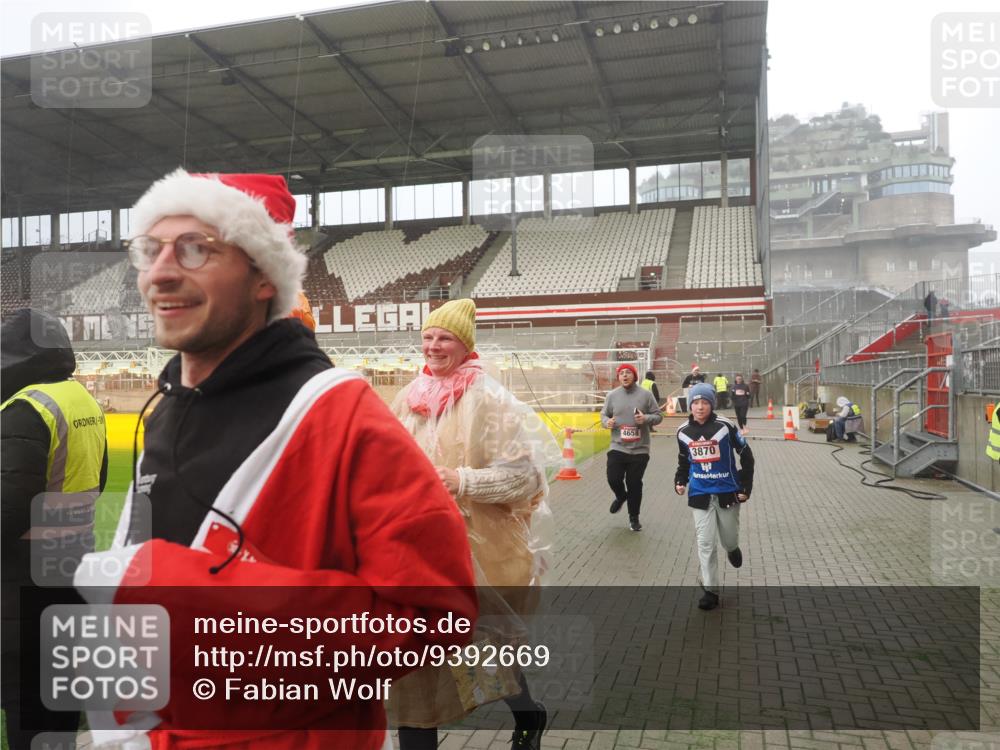 07.12.2025 - St. Pauli X-Mass-Run No. 15 Fabian Wolf http://msf.ph/oto/9392669 07.12.2025 10:12:04 Ziel 756, 1389, 1526, 1687, 1688, 1833, 2177, 2906, 3870, 3932, 3935, 4658 meine-sportfotos.de