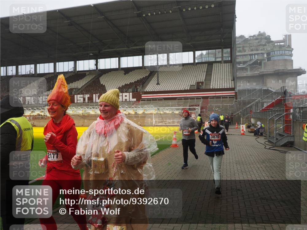 07.12.2025 - St. Pauli X-Mass-Run No. 15 Fabian Wolf http://msf.ph/oto/9392670 07.12.2025 10:12:04 Ziel 756, 1389, 1526, 1687, 1688, 1833, 2177, 2906, 3870, 3932, 3935, 4658 meine-sportfotos.de