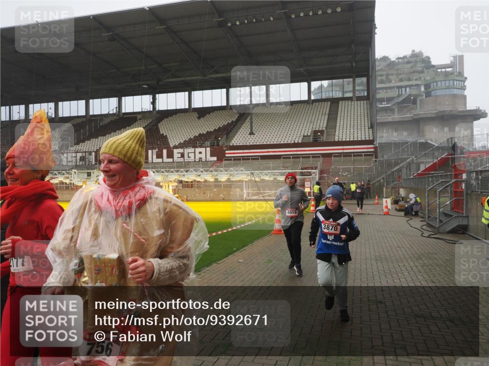07.12.2025 - St. Pauli X-Mass-Run No. 15 Fabian Wolf http://msf.ph/oto/9392671 07.12.2025 10:12:04 Ziel 756, 1389, 1526, 1687, 1688, 1833, 2177, 2906, 3870, 3932, 3935, 4658 meine-sportfotos.de
