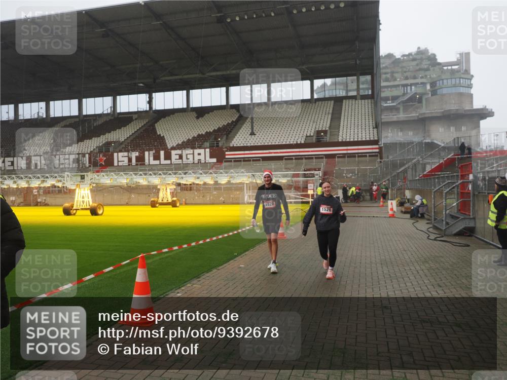 07.12.2025 - St. Pauli X-Mass-Run No. 15 Fabian Wolf http://msf.ph/oto/9392678 07.12.2025 10:12:11 Ziel 756, 1389, 1526, 1833, 2177, 3870, 4658 meine-sportfotos.de