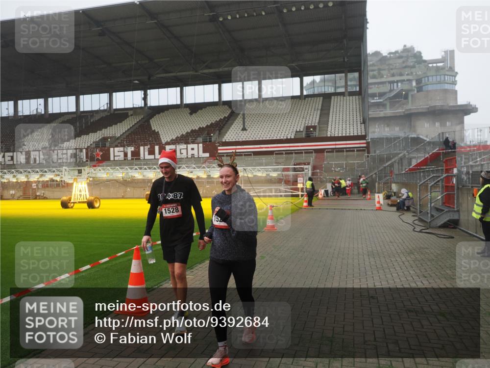 07.12.2025 - St. Pauli X-Mass-Run No. 15 Fabian Wolf http://msf.ph/oto/9392684 07.12.2025 10:12:13 Ziel 756, 1389, 1526, 1833, 2177, 3870, 4658 meine-sportfotos.de
