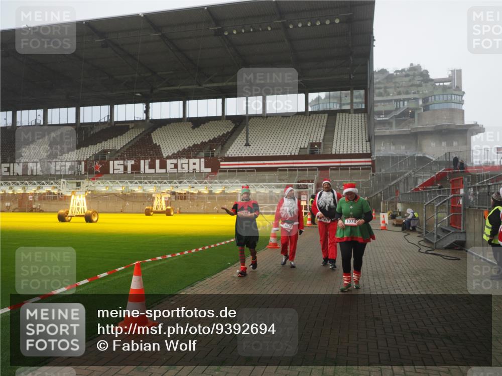 07.12.2025 - St. Pauli X-Mass-Run No. 15 Fabian Wolf http://msf.ph/oto/9392694 07.12.2025 10:12:28 Ziel 1070, 1072, 1074, 1077, 2758, 2760, 2770, 3585 meine-sportfotos.de