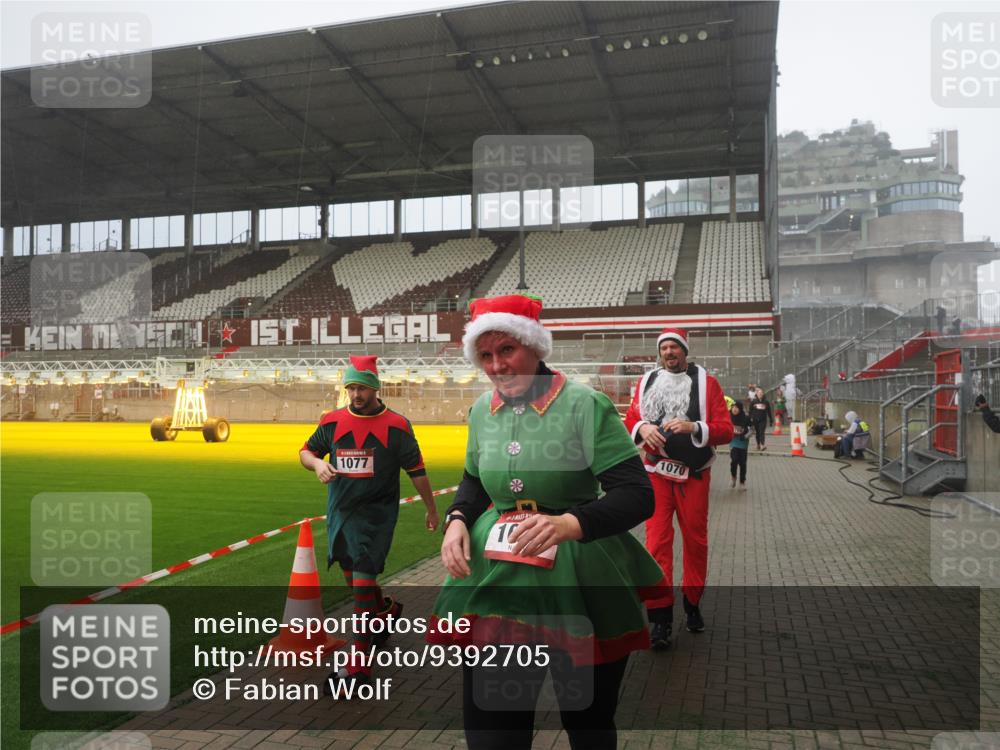 07.12.2025 - St. Pauli X-Mass-Run No. 15 Fabian Wolf http://msf.ph/oto/9392705 07.12.2025 10:12:30 Ziel 1070, 1072, 1074, 1077, 2758, 2760, 2770, 3585 meine-sportfotos.de