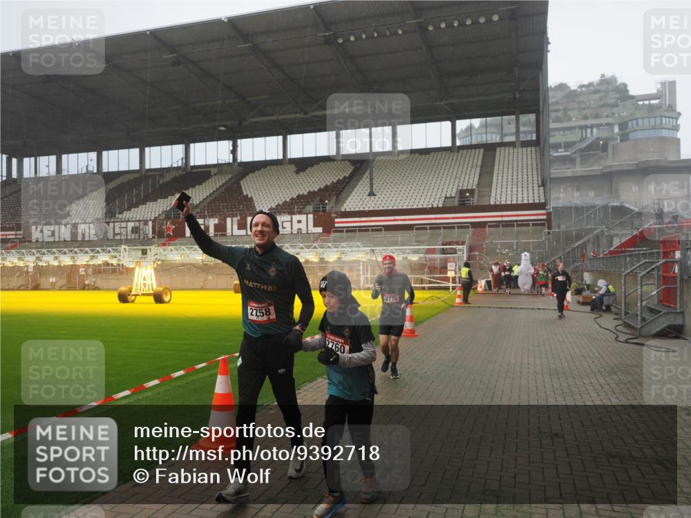07.12.2025 - St. Pauli X-Mass-Run No. 15 Fabian Wolf http://msf.ph/oto/9392718 07.12.2025 10:12:34 Ziel 1070, 1072, 1074, 1077, 2758, 2760, 2770, 3585 meine-sportfotos.de