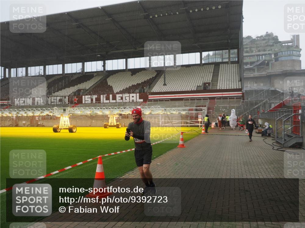 07.12.2025 - St. Pauli X-Mass-Run No. 15 Fabian Wolf http://msf.ph/oto/9392723 07.12.2025 10:12:35 Ziel 1070, 1072, 1074, 1077, 2758, 2760, 2770, 3585 meine-sportfotos.de