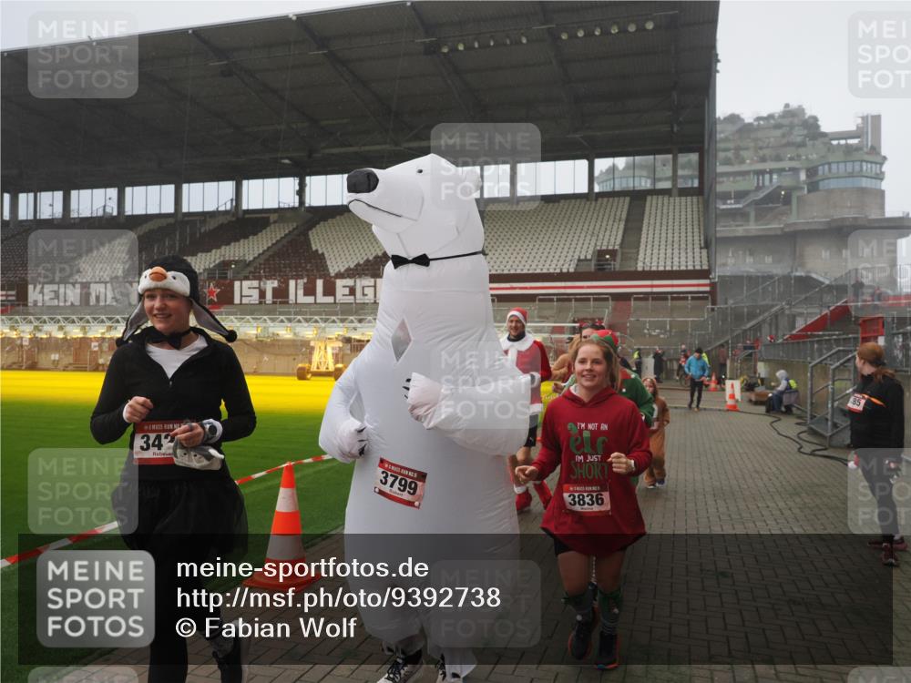 07.12.2025 - St. Pauli X-Mass-Run No. 15 Fabian Wolf http://msf.ph/oto/9392738 07.12.2025 10:12:46 Ziel 9, 18, 938, 2770, 3040, 3428, 3514, 3551, 3557, 3585, 3799, 3834, 3836 meine-sportfotos.de