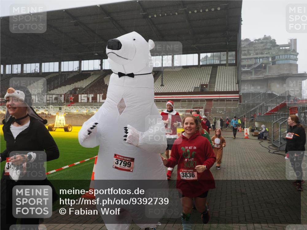 07.12.2025 - St. Pauli X-Mass-Run No. 15 Fabian Wolf http://msf.ph/oto/9392739 07.12.2025 10:12:47 Ziel 9, 18, 938, 2770, 3040, 3428, 3514, 3551, 3557, 3585, 3799, 3834, 3836 meine-sportfotos.de