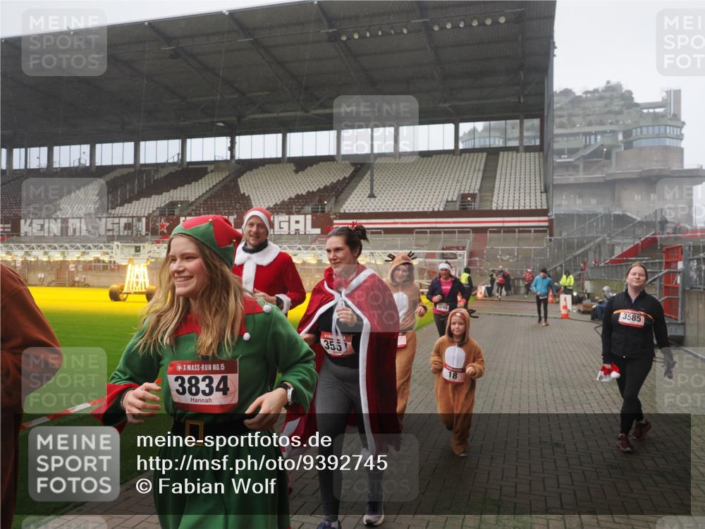 07.12.2025 - St. Pauli X-Mass-Run No. 15 Fabian Wolf http://msf.ph/oto/9392745 07.12.2025 10:12:48 Ziel 9, 18, 938, 3040, 3428, 3514, 3551, 3557, 3585, 3799, 3834, 3836 meine-sportfotos.de