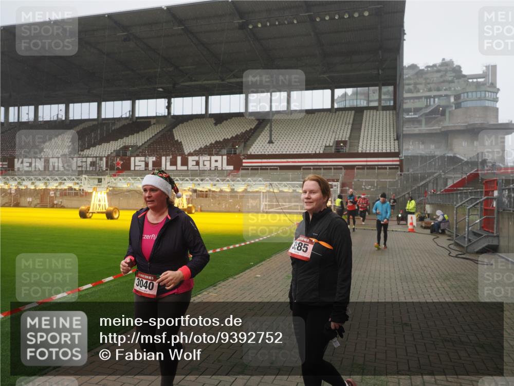 07.12.2025 - St. Pauli X-Mass-Run No. 15 Fabian Wolf http://msf.ph/oto/9392752 07.12.2025 10:12:51 Ziel 9, 18, 80, 938, 2687, 3040, 3428, 3514, 3551, 3557, 3799, 3834, 3836, 4487 meine-sportfotos.de
