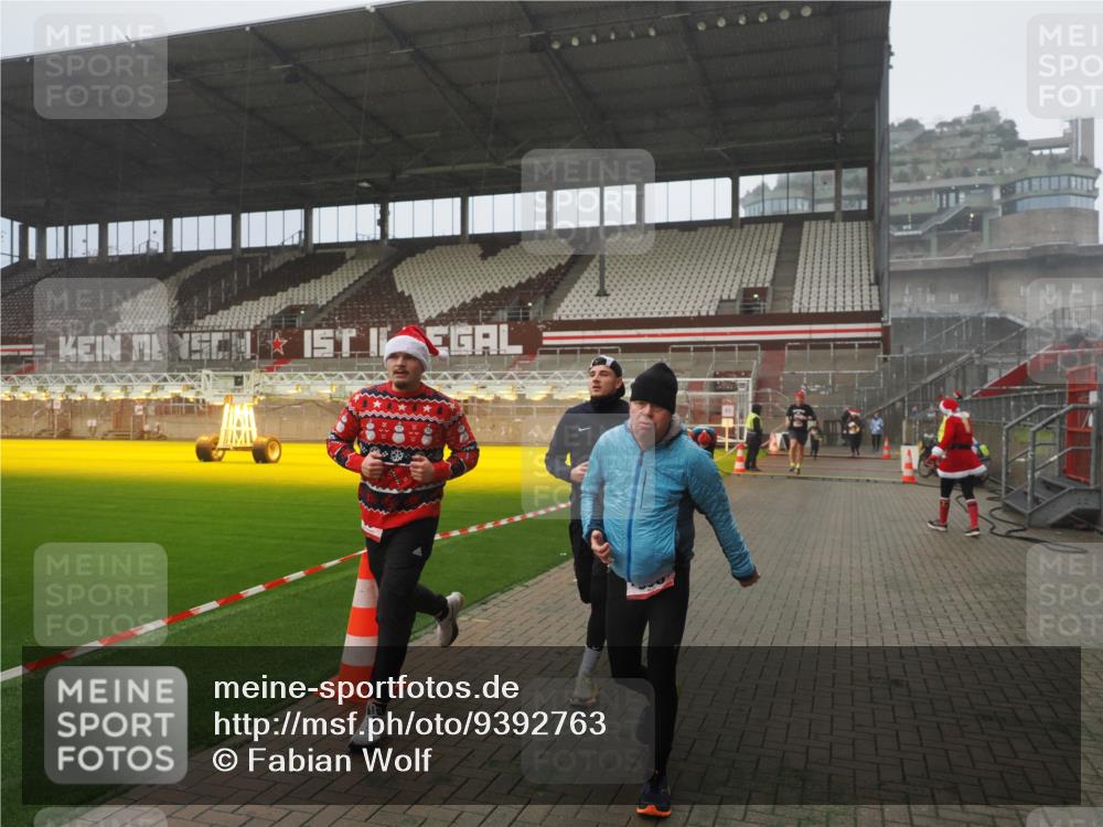 07.12.2025 - St. Pauli X-Mass-Run No. 15 Fabian Wolf http://msf.ph/oto/9392763 07.12.2025 10:12:57 Ziel 9, 18, 80, 938, 1397, 2687, 3040, 3551, 3557, 4487 meine-sportfotos.de