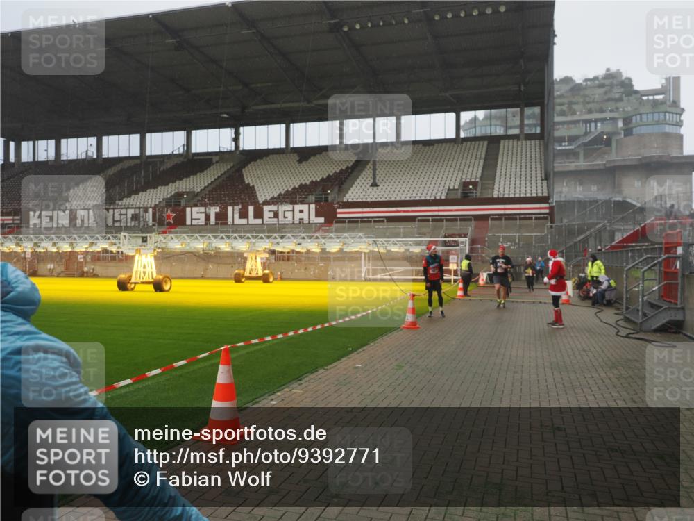 07.12.2025 - St. Pauli X-Mass-Run No. 15 Fabian Wolf http://msf.ph/oto/9392771 07.12.2025 10:12:58 Ziel 9, 18, 80, 938, 1397, 2687, 2712, 3040, 4487 meine-sportfotos.de