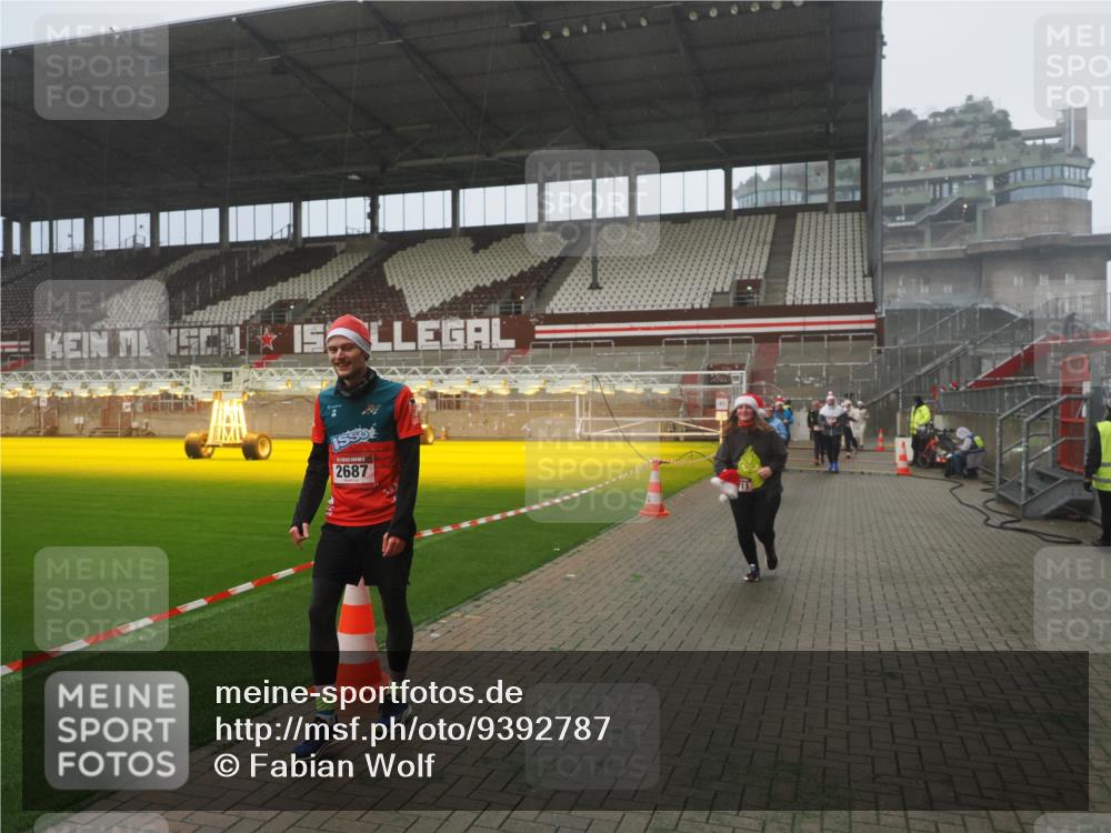 07.12.2025 - St. Pauli X-Mass-Run No. 15 Fabian Wolf http://msf.ph/oto/9392787 07.12.2025 10:13:07 Ziel 80, 1126, 1397, 1733, 2687, 2711, 2712, 3588, 3589, 4487, 4664 meine-sportfotos.de