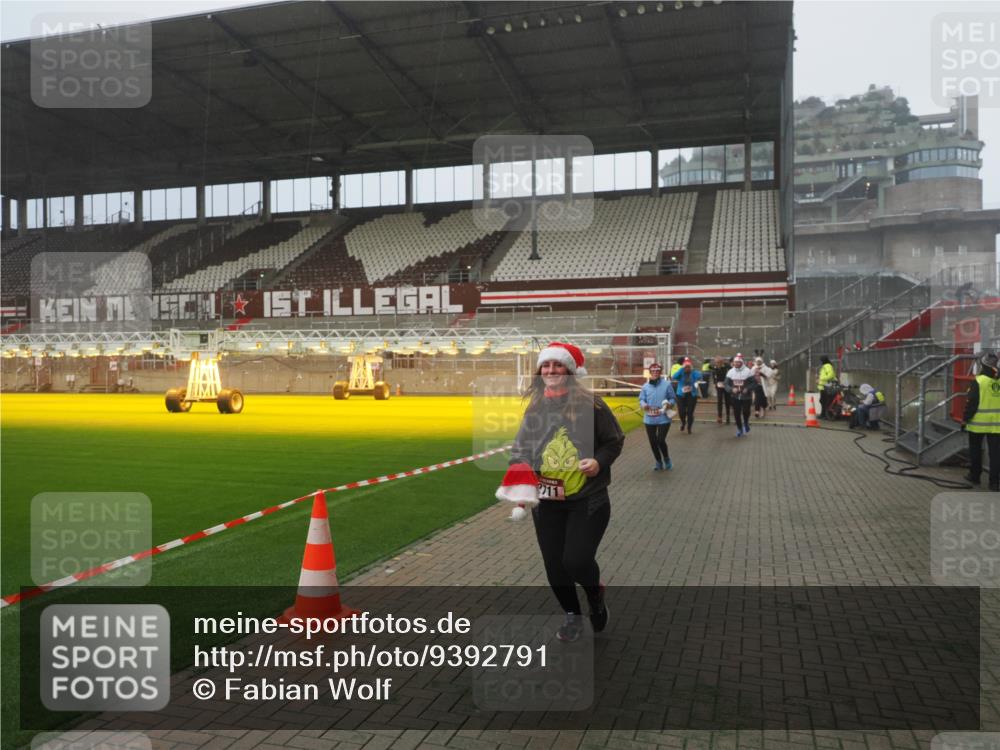 07.12.2025 - St. Pauli X-Mass-Run No. 15 Fabian Wolf http://msf.ph/oto/9392791 07.12.2025 10:13:08 Ziel 80, 1044, 1126, 1397, 1733, 2687, 2711, 2712, 3588, 3589, 4487, 4664 meine-sportfotos.de