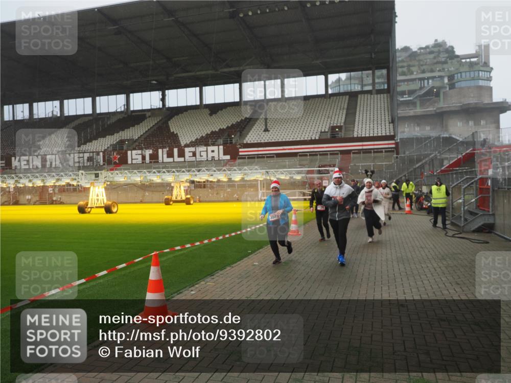 07.12.2025 - St. Pauli X-Mass-Run No. 15 Fabian Wolf http://msf.ph/oto/9392802 07.12.2025 10:13:13 Ziel 1044, 1126, 1397, 1733, 2711, 2712, 3588, 3589, 4081, 4082, 4083, 4664 meine-sportfotos.de
