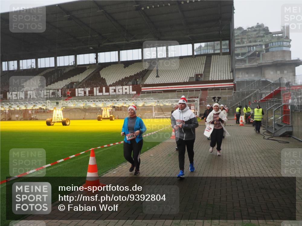 07.12.2025 - St. Pauli X-Mass-Run No. 15 Fabian Wolf http://msf.ph/oto/9392804 07.12.2025 10:13:14 Ziel 1044, 1126, 1397, 1733, 2711, 2712, 3588, 3589, 4081, 4082, 4083, 4664 meine-sportfotos.de