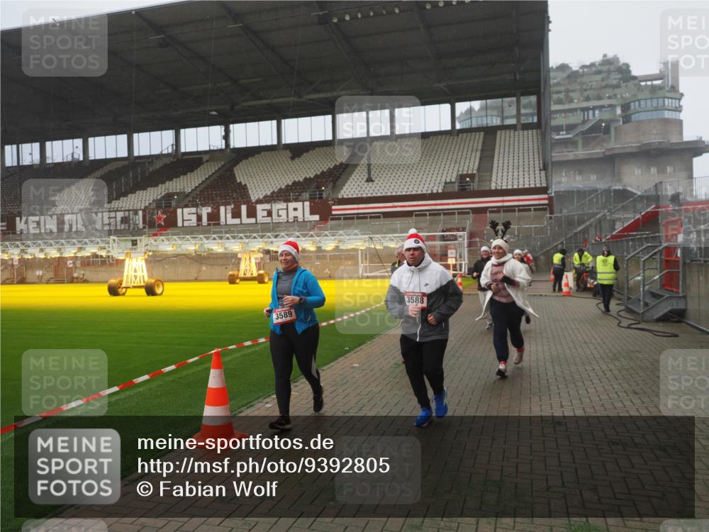 07.12.2025 - St. Pauli X-Mass-Run No. 15 Fabian Wolf http://msf.ph/oto/9392805 07.12.2025 10:13:14 Ziel 1044, 1126, 1397, 1733, 2711, 2712, 3588, 3589, 4081, 4082, 4083, 4664 meine-sportfotos.de