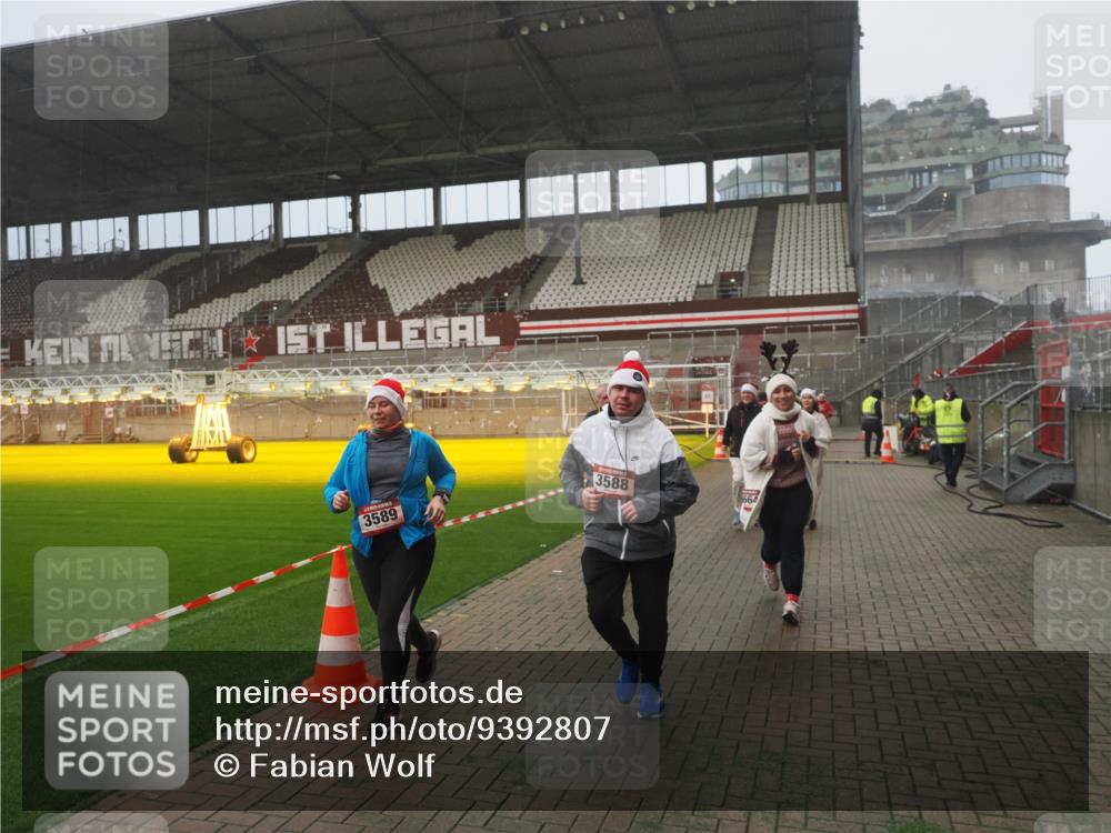 07.12.2025 - St. Pauli X-Mass-Run No. 15 Fabian Wolf http://msf.ph/oto/9392807 07.12.2025 10:13:15 Ziel 1044, 1126, 1397, 1733, 2711, 2712, 3588, 3589, 4081, 4082, 4083, 4664 meine-sportfotos.de