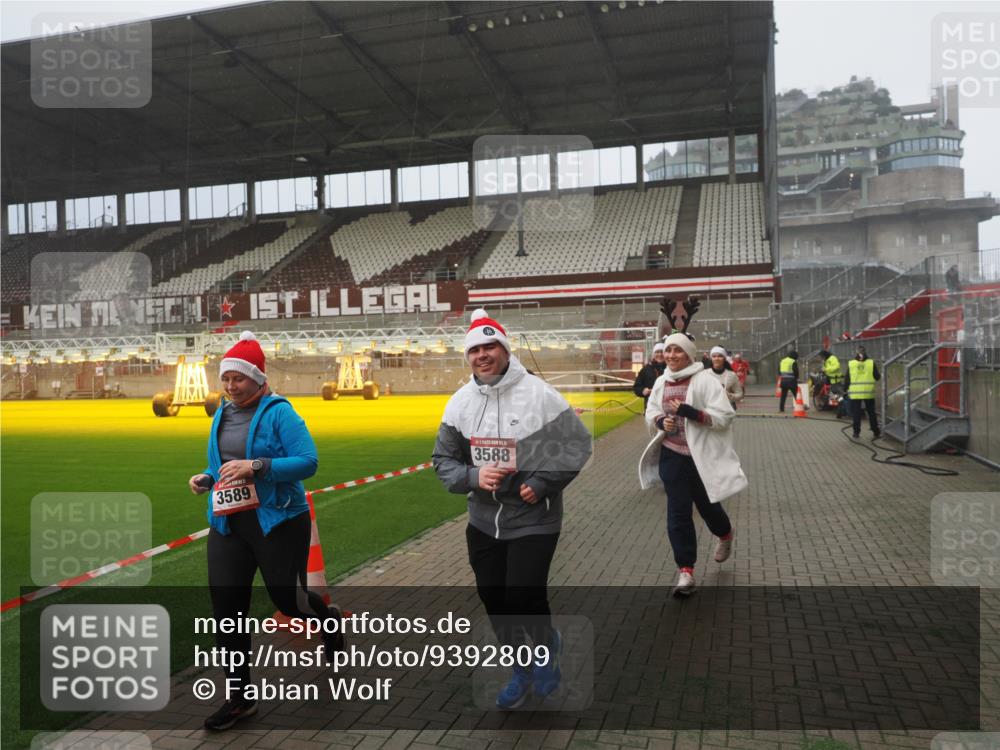 07.12.2025 - St. Pauli X-Mass-Run No. 15 Fabian Wolf http://msf.ph/oto/9392809 07.12.2025 10:13:15 Ziel 1044, 1126, 1397, 1733, 2711, 2712, 3588, 3589, 4081, 4082, 4083, 4664 meine-sportfotos.de