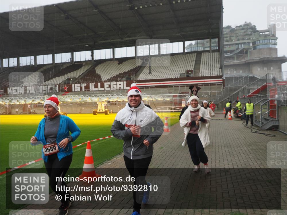 07.12.2025 - St. Pauli X-Mass-Run No. 15 Fabian Wolf http://msf.ph/oto/9392810 07.12.2025 10:13:15 Ziel 1044, 1126, 1397, 1733, 2711, 2712, 3588, 3589, 4081, 4082, 4083, 4664 meine-sportfotos.de