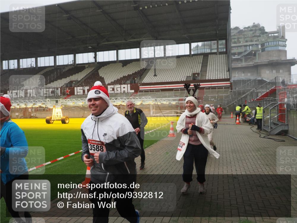 07.12.2025 - St. Pauli X-Mass-Run No. 15 Fabian Wolf http://msf.ph/oto/9392812 07.12.2025 10:13:16 Ziel 1044, 1062, 1126, 1220, 1733, 2711, 2712, 3588, 3589, 4081, 4082, 4083, 4664 meine-sportfotos.de